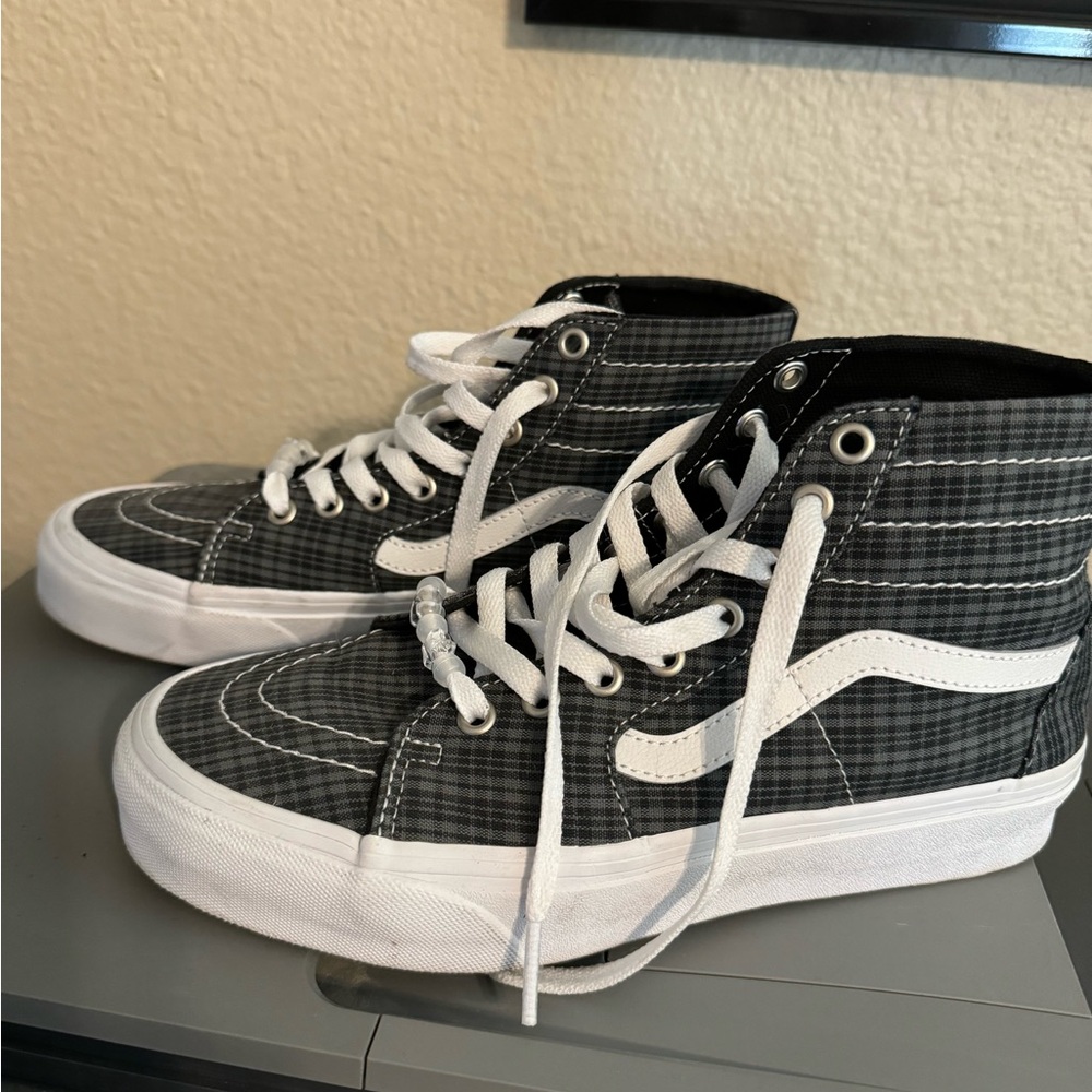 Vans sneakers, very cute, size 8.5 (women’s)